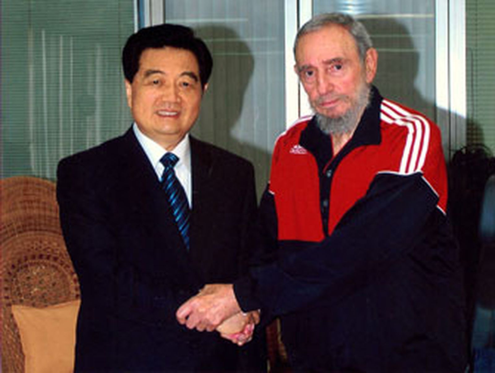 Hu Jintao se entrevista con Fidel y Raúl Castro