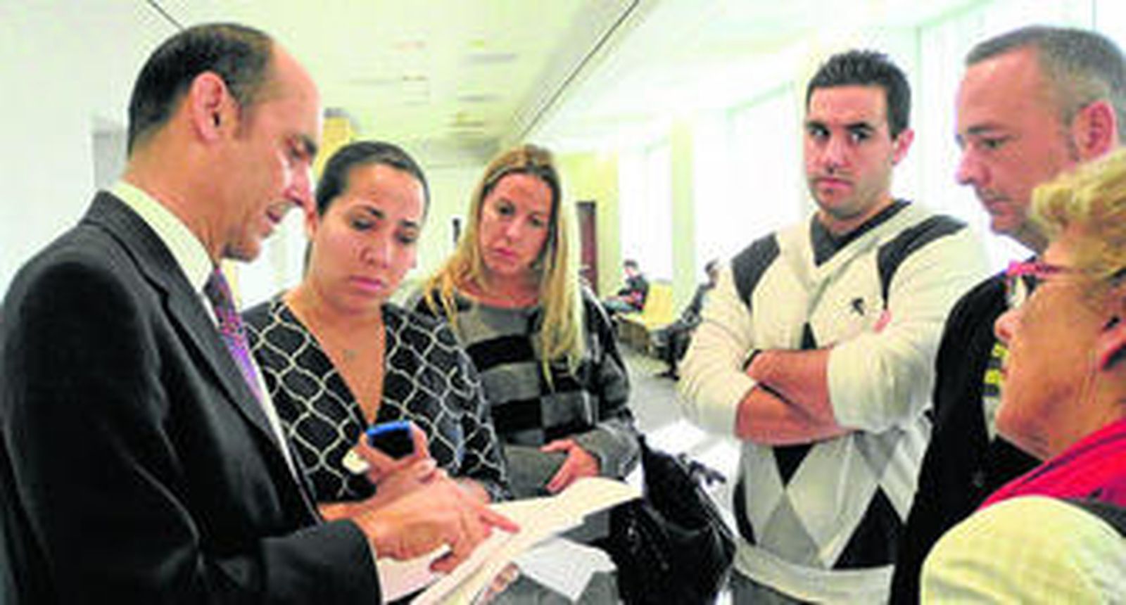 El abogado explica a la esposa y familiares de Ibar la sentencia, junto a la cónsul española en Florida (a la derecha).