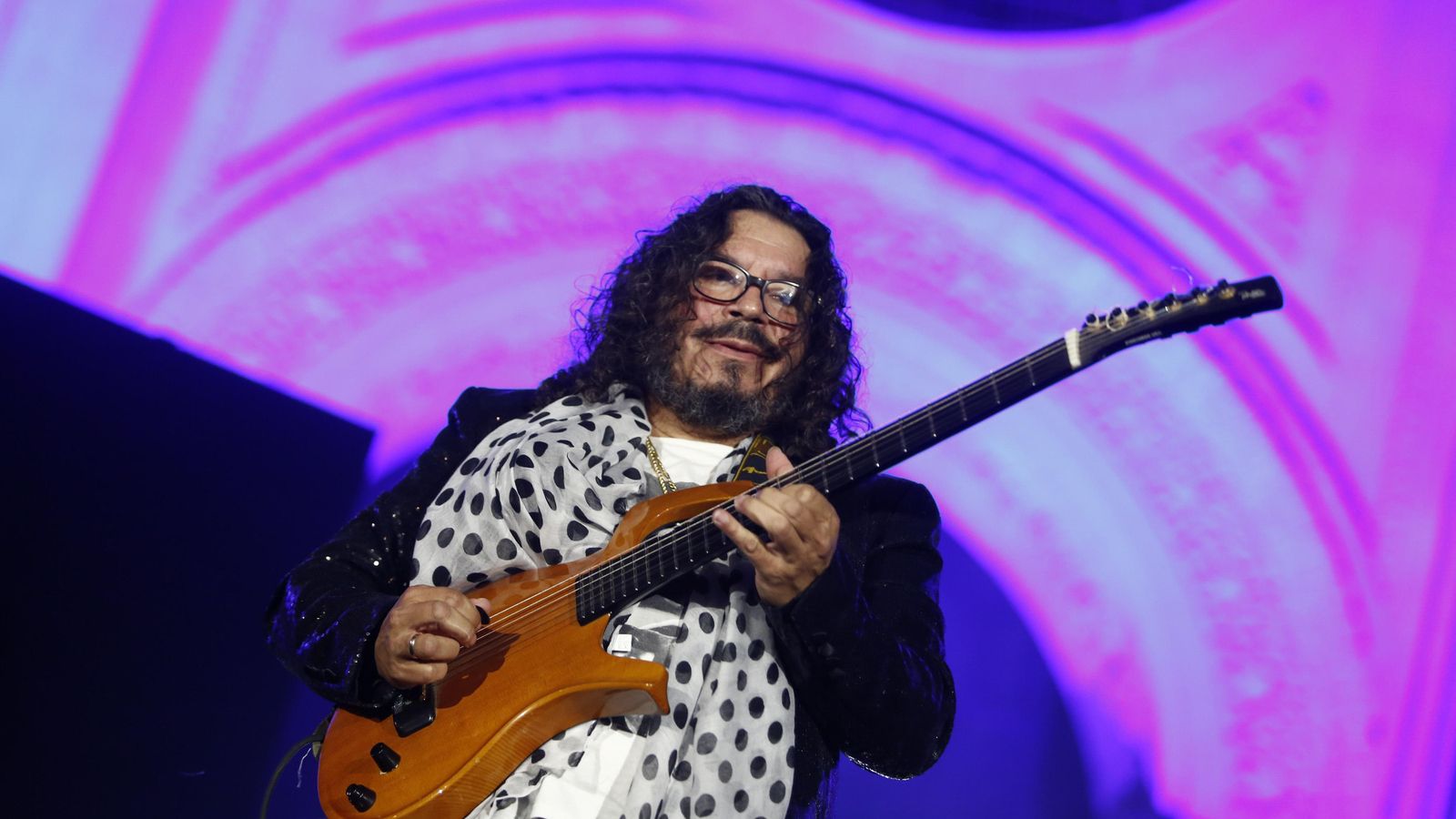 Raimundo Amador haciendo gala de su virtuosismo con la guitarra.