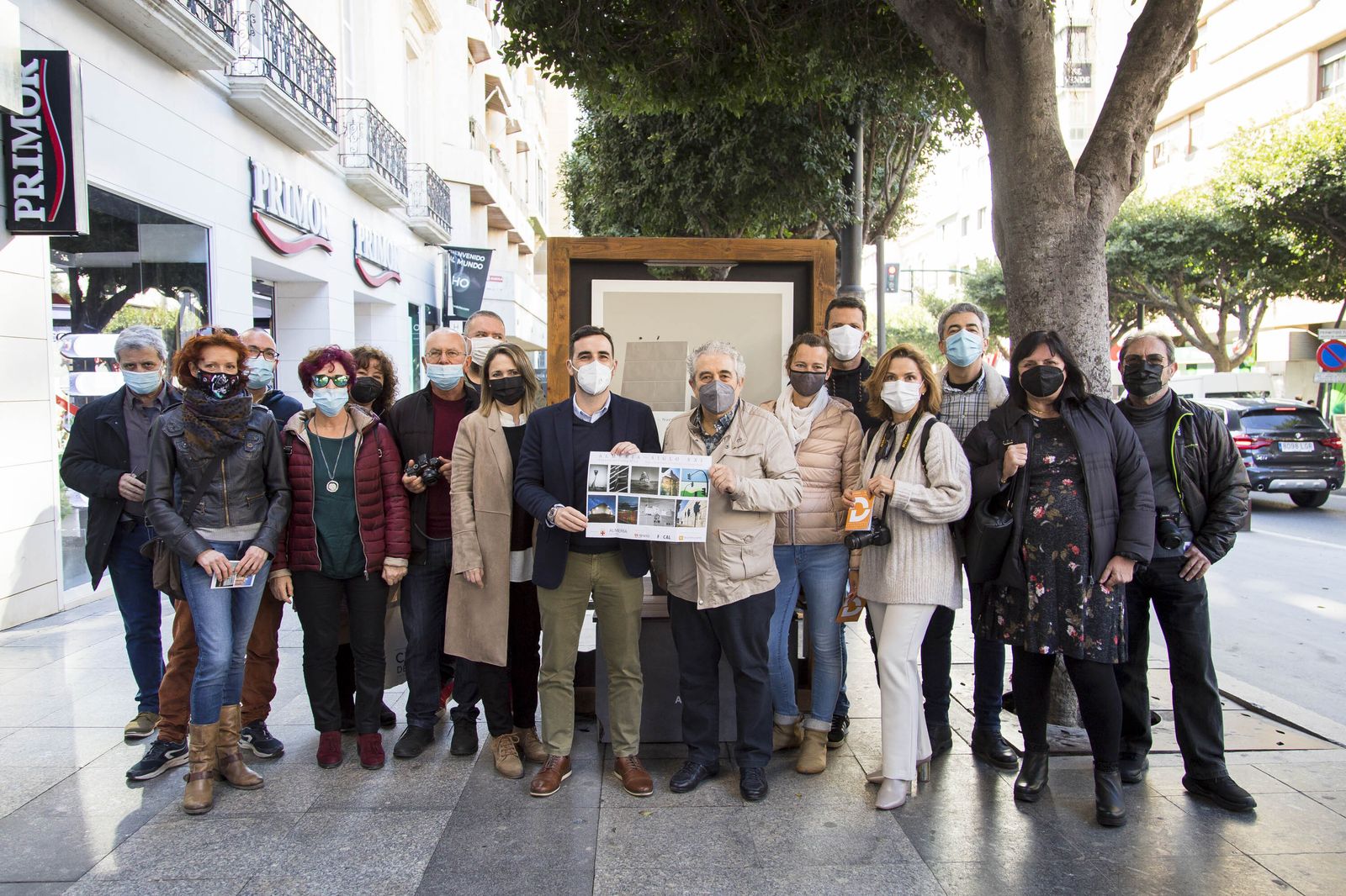 El concejal Carlos Sánchez con el colectivo Desencuadre que expone en el Paseo de Almería.