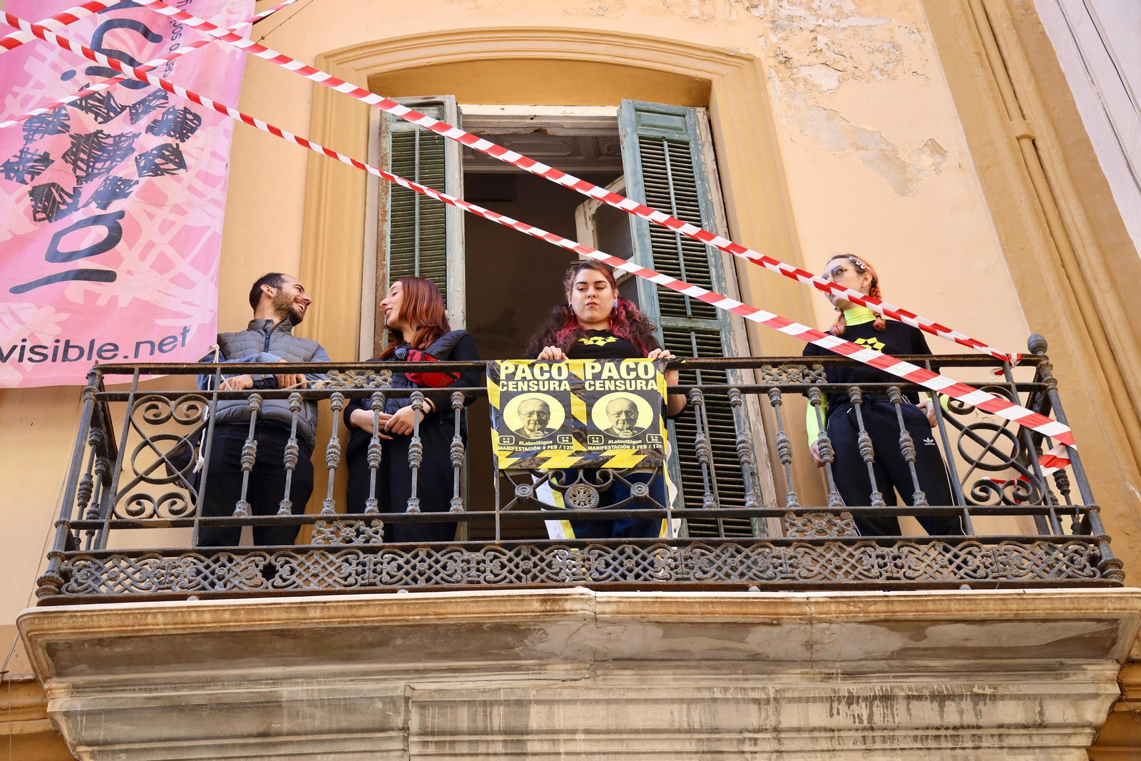 Cientos de personas salen a las calles de Málaga en apoyo a La Invisible, en fotos