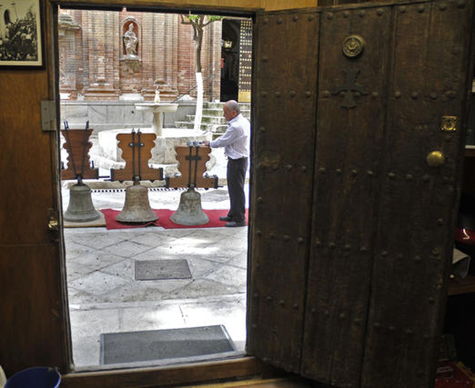 Las cuatro campanas de la espadaña de la basílica vuelven a lucir en todo su esplendor.

Foto: Juan Carlos Vázquez