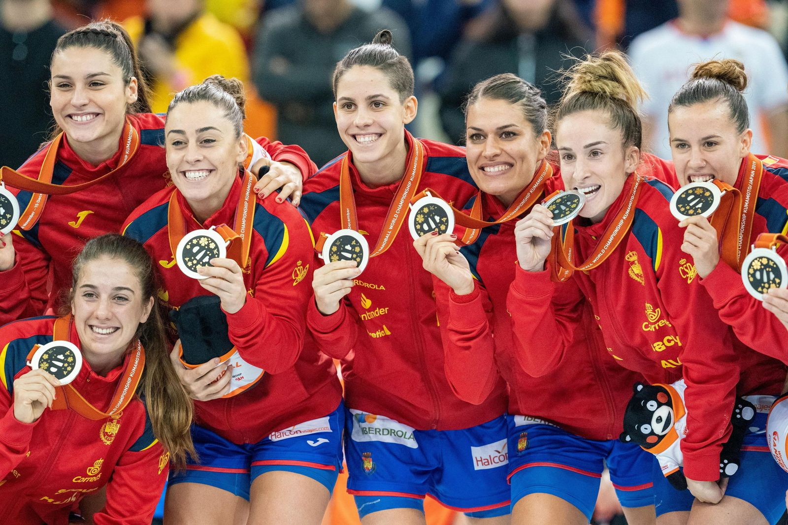 Marta López, con la medalla de plata, a la izquierda.