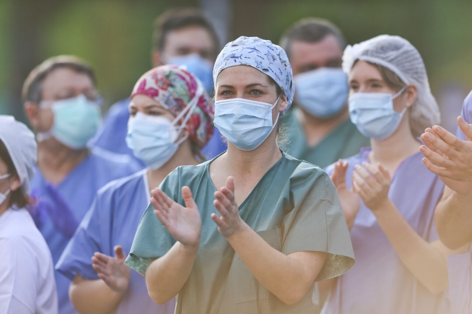 Personal sanitario agradeciendo el apoyo ciudadano en la pandemia.