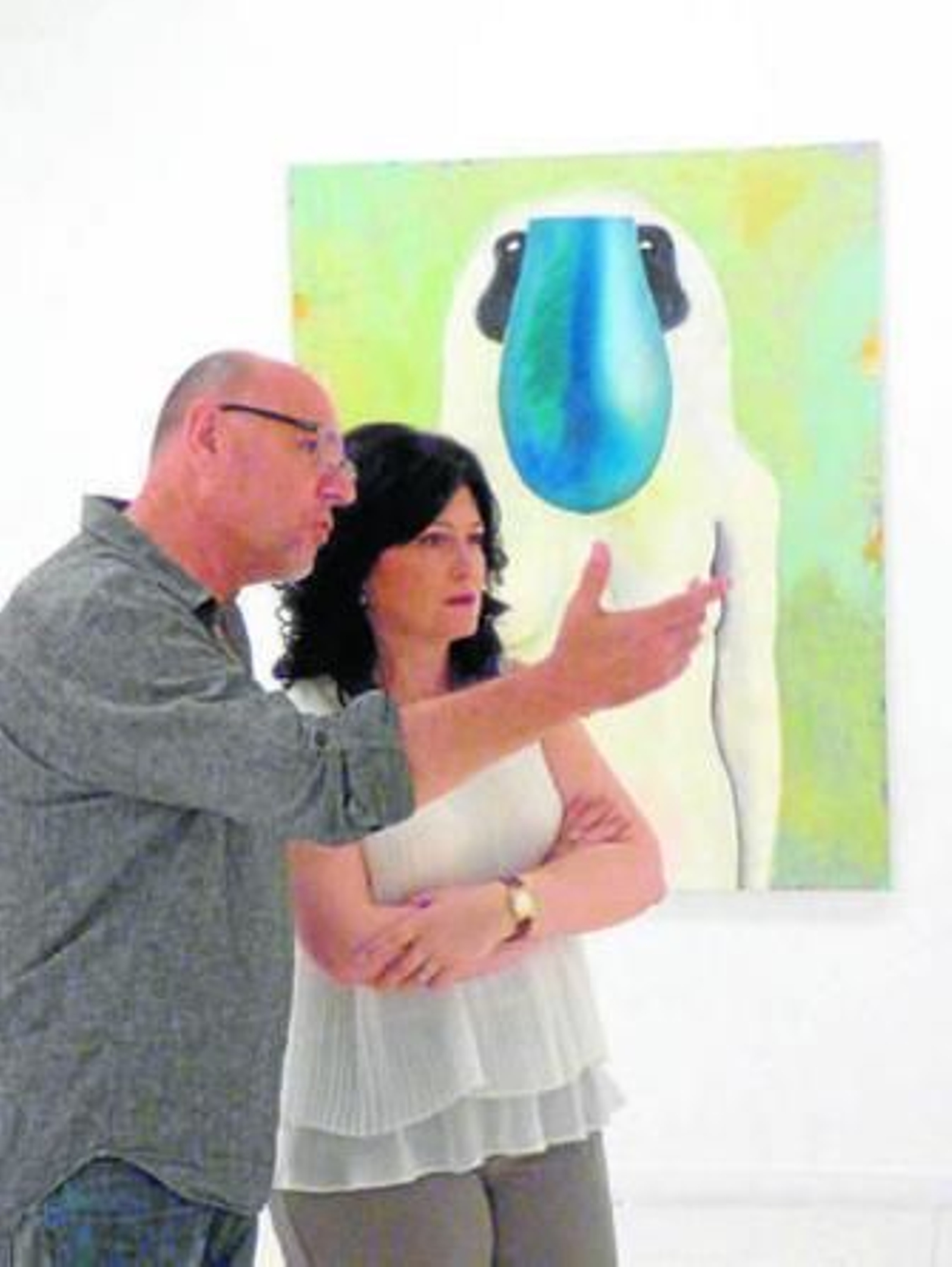 Tomás Cordero explica una de sus obras.