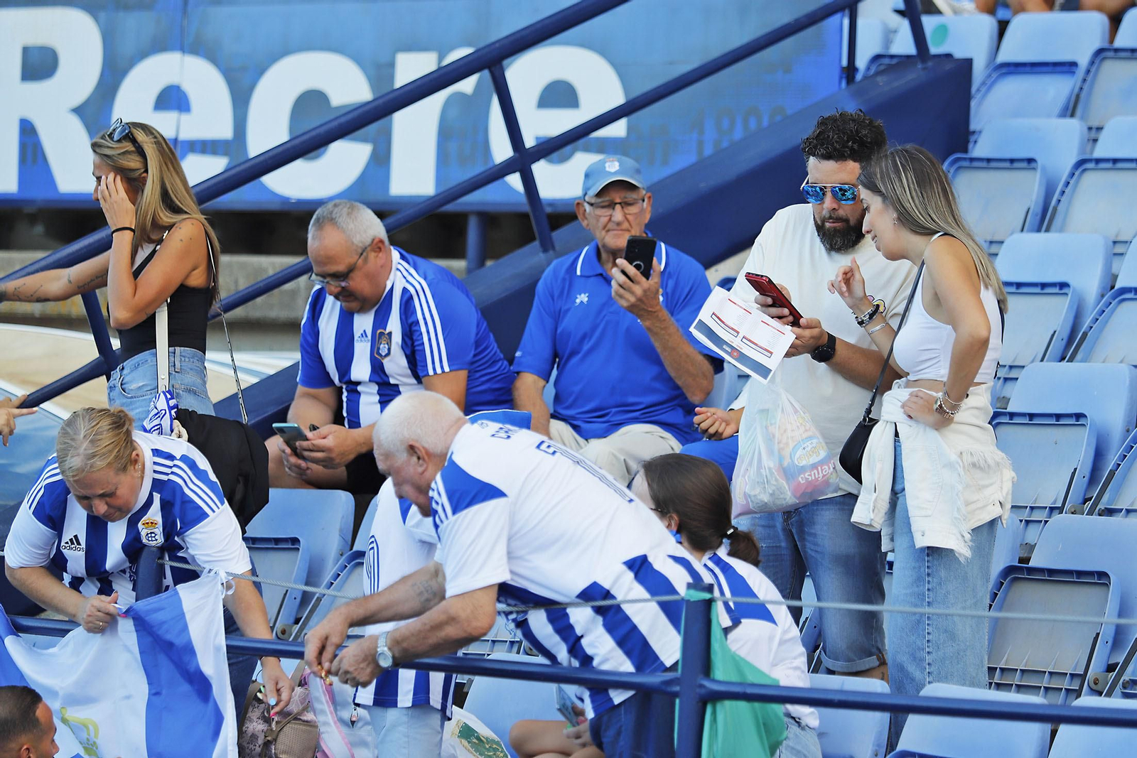 Imágenes del ambiente en el Recreativo de Huelva y Antequera CF