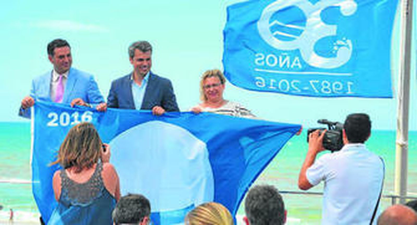 El primer teniente de alcaldesa, Fran Romero, junto al consejero de Turismo al recibir la bandera azul.