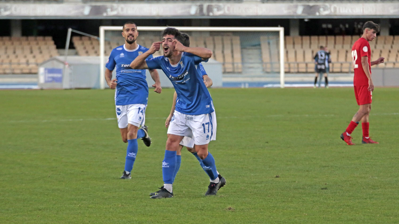 Iván Navarro celebra en Chapín su gol al Sevilla C el pasado curso.