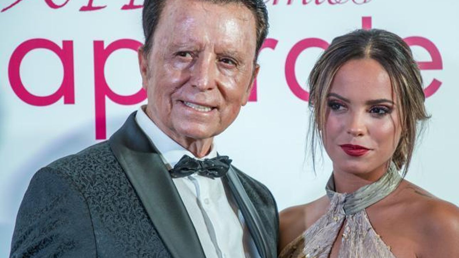 Con su padre, el ex torero José Ortega Cano, en un 'photocall'.