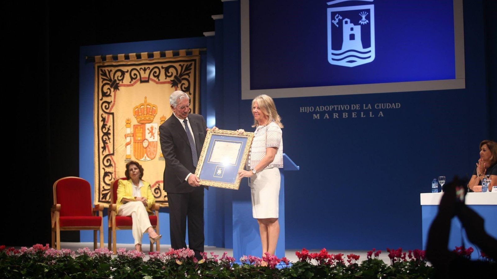 Mario Vargas Llosa y la alcaldesa de Marbella durante la entrega del reconocimiento.