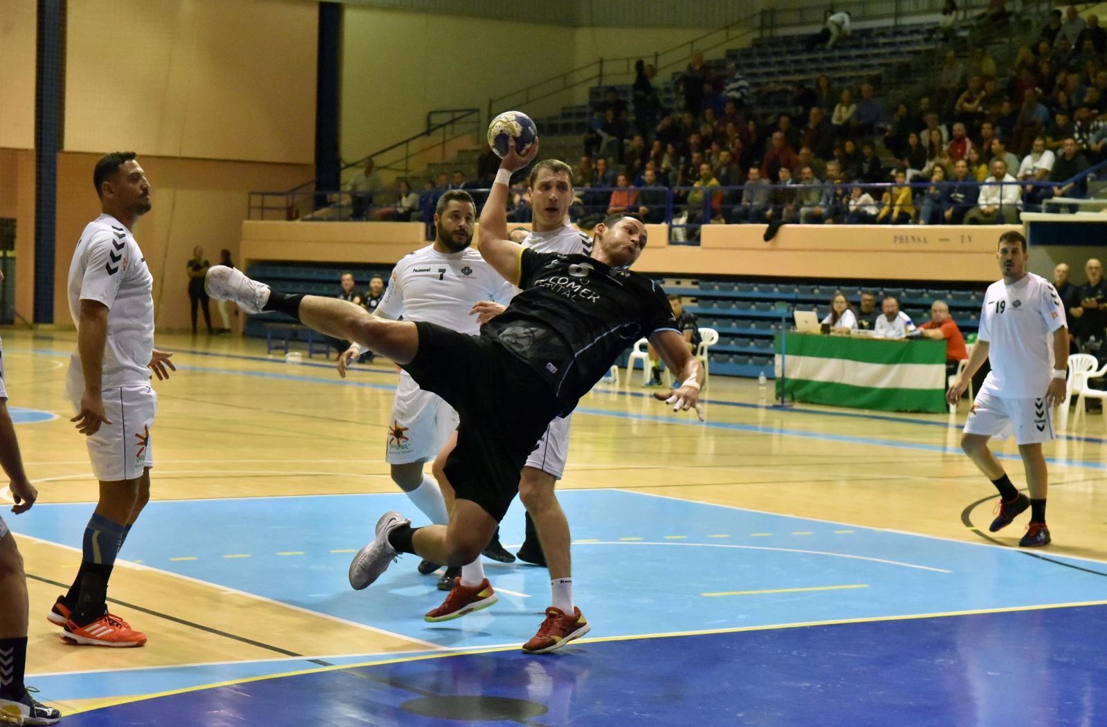 Valenzuela lanza a la portería del Lanzarote.