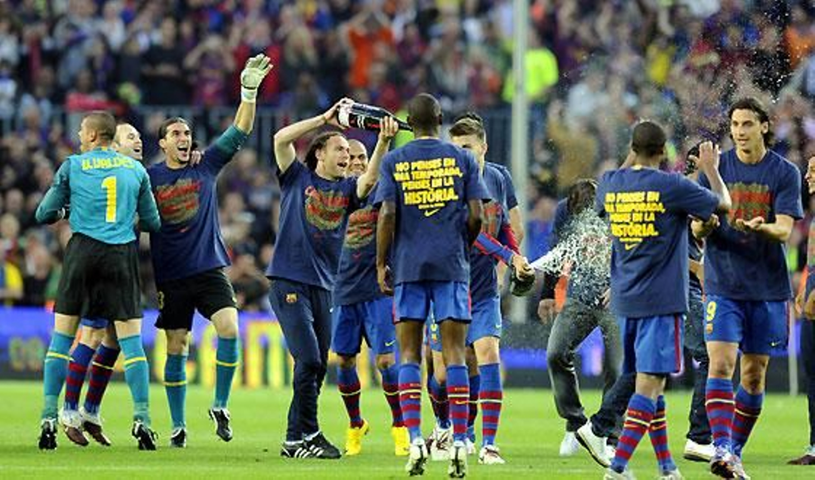 El Barcelona cumplió los pronósticos y con su goleada (4-0) ante el Valladolid en el Camp Nou logró el título de Liga.

Foto: EFE / Reuters / AFP Photo