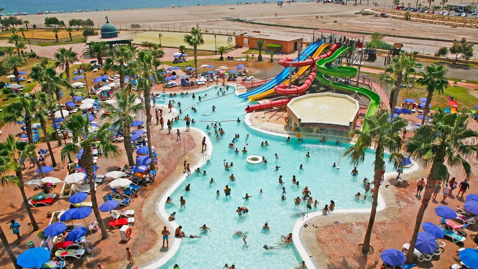 Decenas de bañistas disfrutando de la piscina con toboganes de uno de los hoteles  de Roquetas  de Mar.