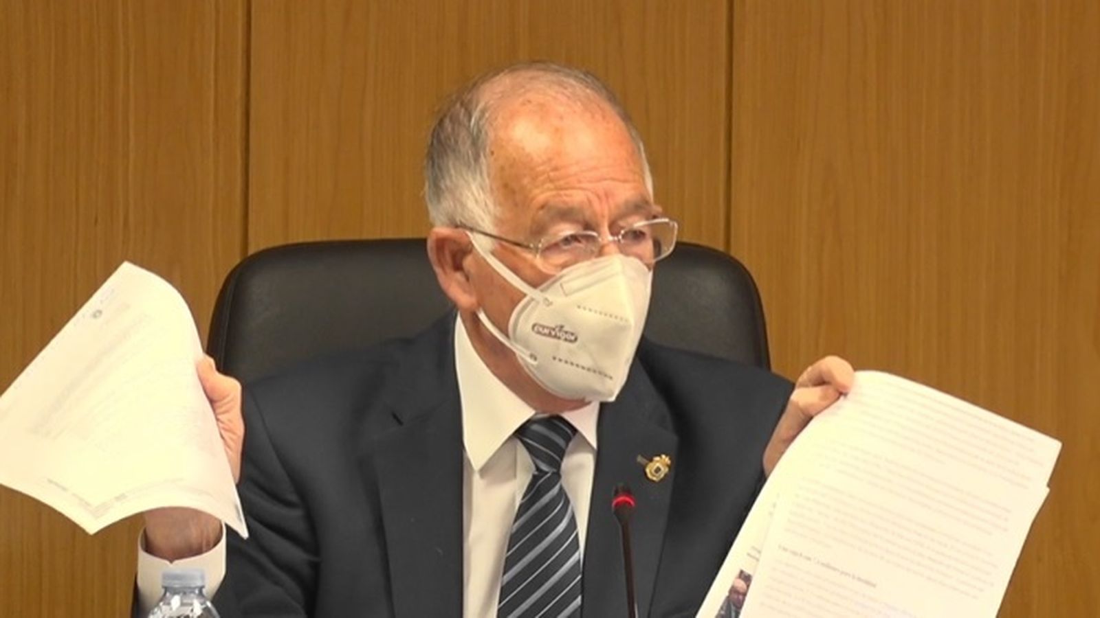 Amat muestra  unos documentos durante el pleno.