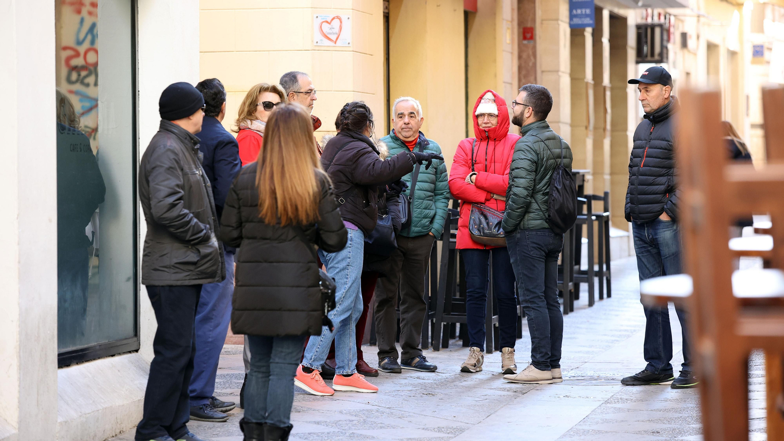 Un grupo de turistas atendiendo las explicaciones de una guía en una céntrica calle de Jerez. Un grupo de turistas atendiendo las explicaciones de una guía en una céntrica calle de Jerez.
