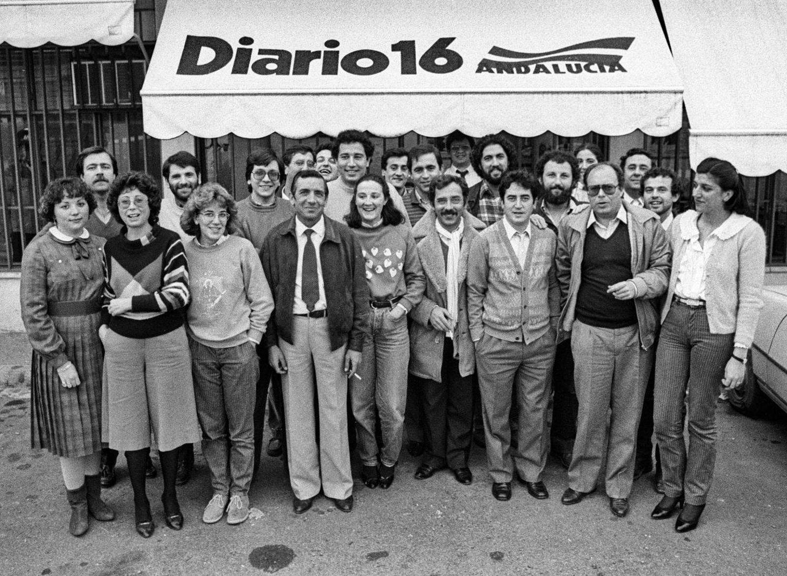 Equipo fundacional de 'Diario 16 Andalucía'. Delante, Ruperto de Salteras, Antonio Zoido, Román Orozco y Luis Carlos Peris.