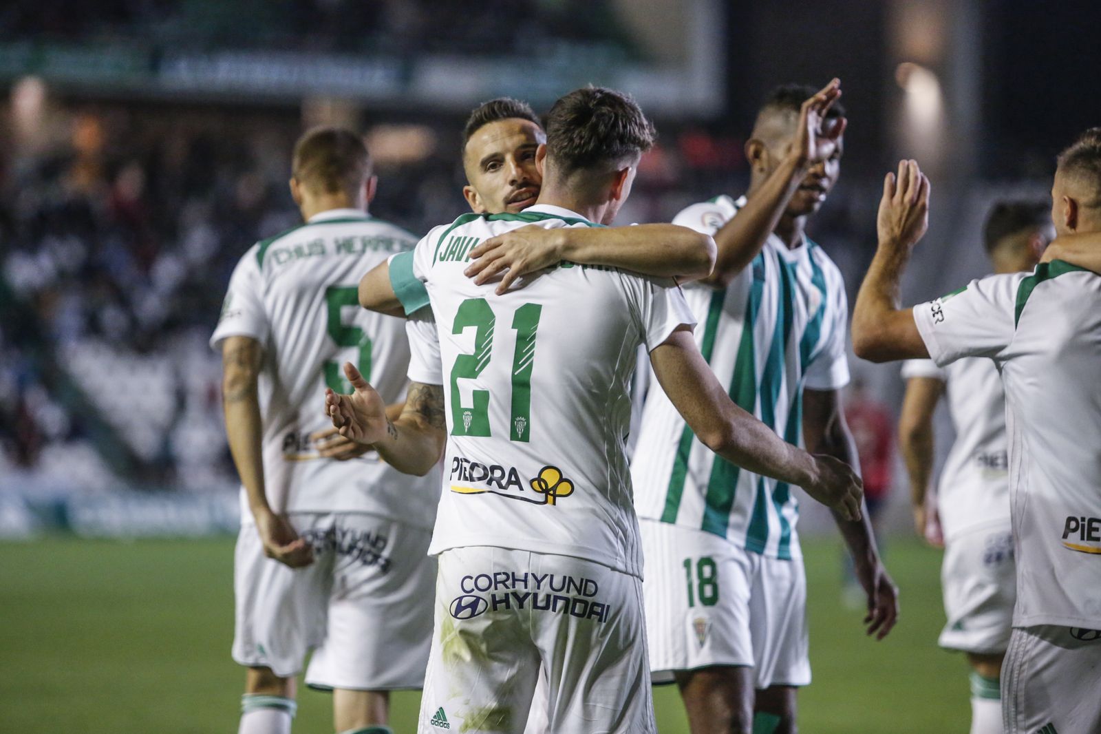 Fernández abraza a Javi Flores en la celebración del segundo tanto blanquiverde ante el Villarrobledo.