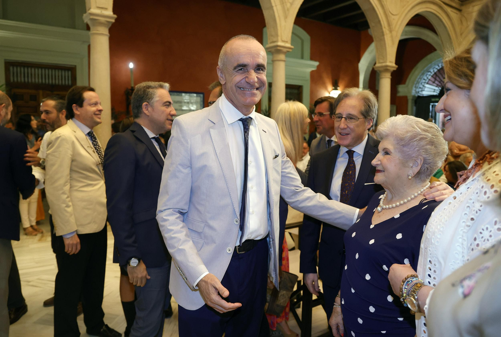 Presentación del libro  'Juan Robles, la sonrisa del tabernero' de Carlos Navarro, todas las imágenes