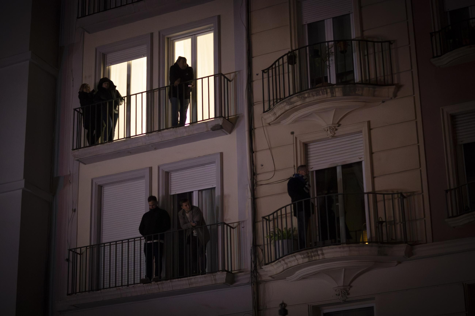 Silencio y oscuridad: las mejores fotos de la procesión del Cristo de la Misericordia de Granada