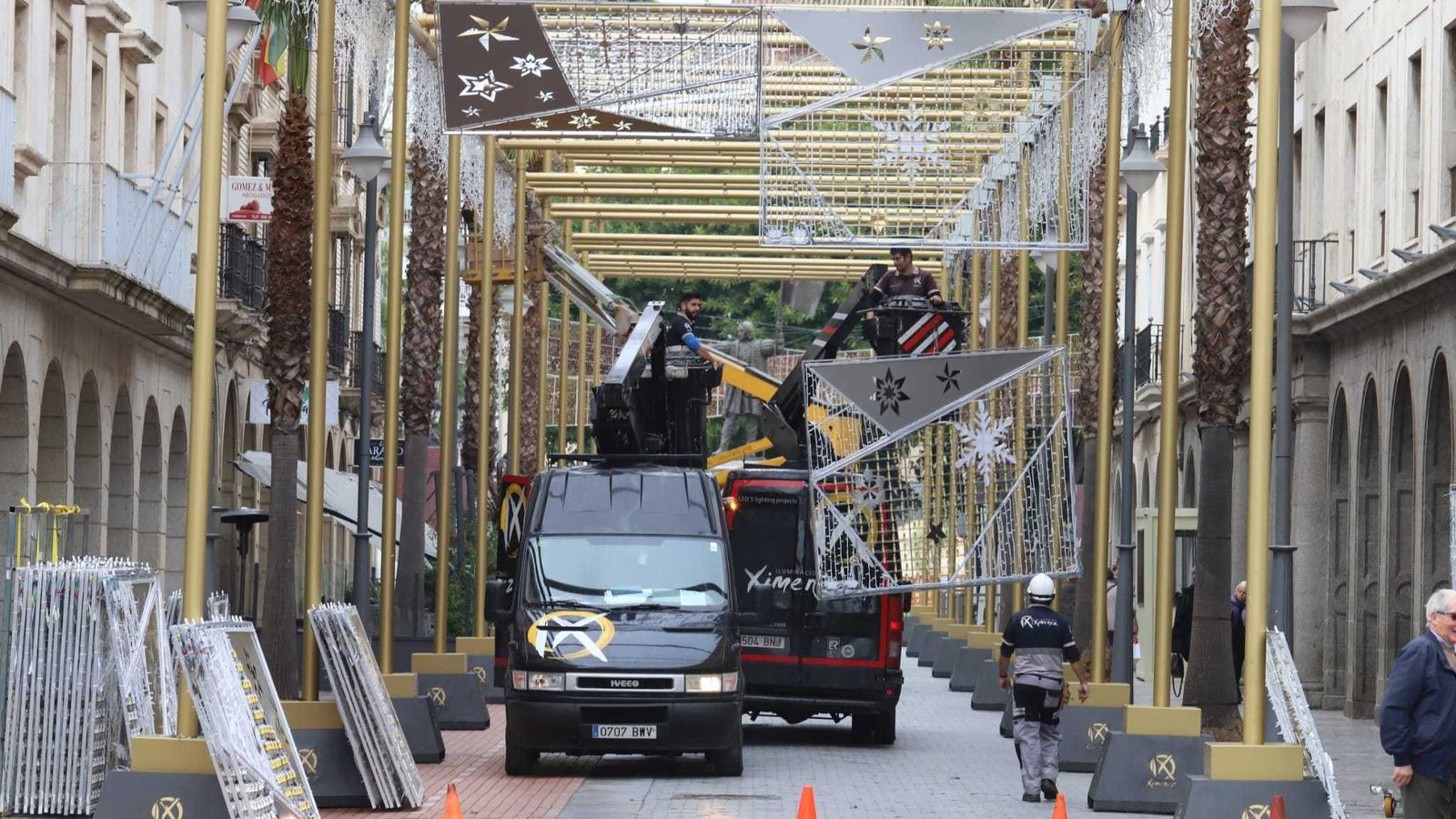 El túnel de luz ya está casi instalado a lo largo de la Gran Vía.