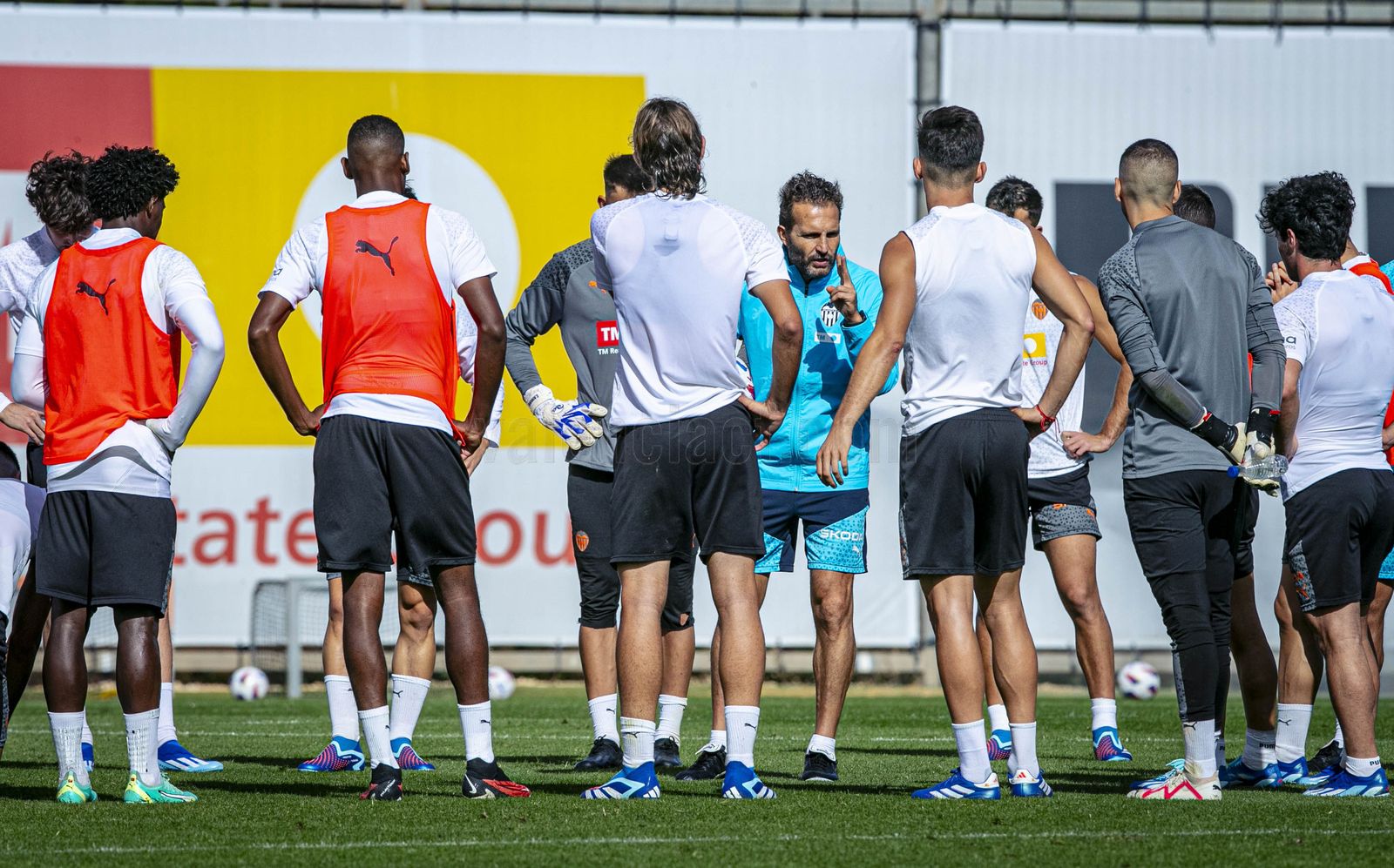 Baraja se dirige a sus jugadores en un entrenamiento.