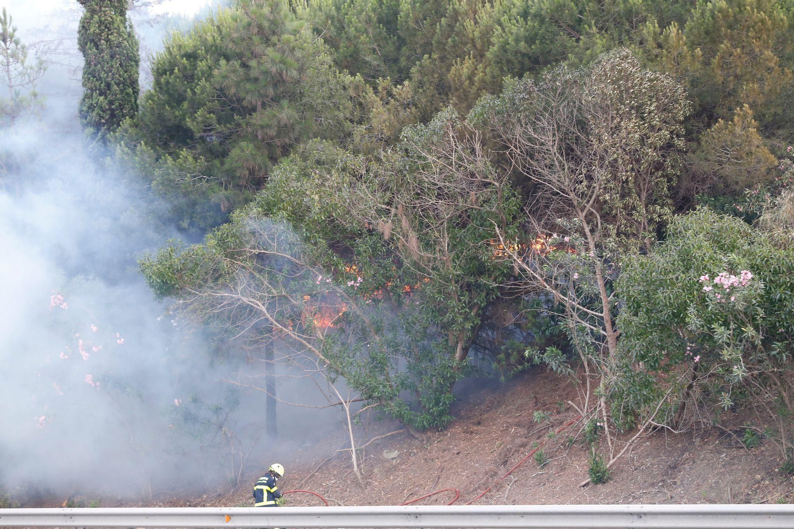 Los bomberos actúan en la zona. Los bomberos actúan en la zona.