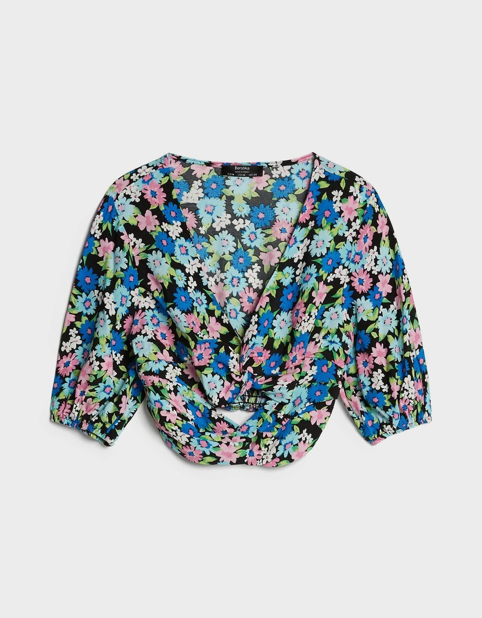 Blusa de flores con frunces y mangas abullonadas de Bershka.