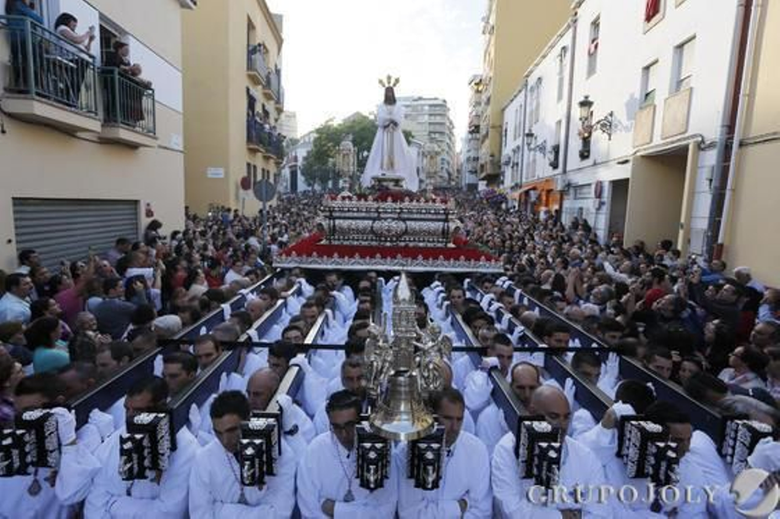 Crucifixión, Gitanos, Dolores del Puente, Pasión, Estudiantes y Cautivo protagonizaron una jornada en claroscuro./ Javier Albiñana