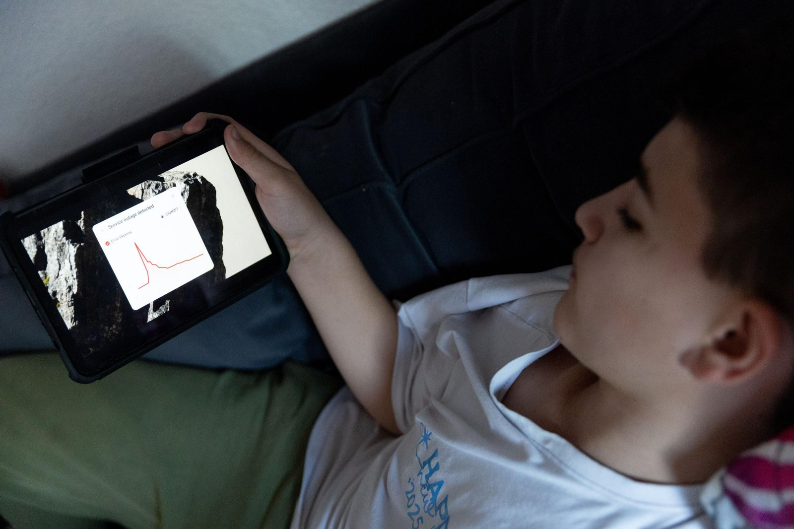 Un niño consulta Chat GPT.