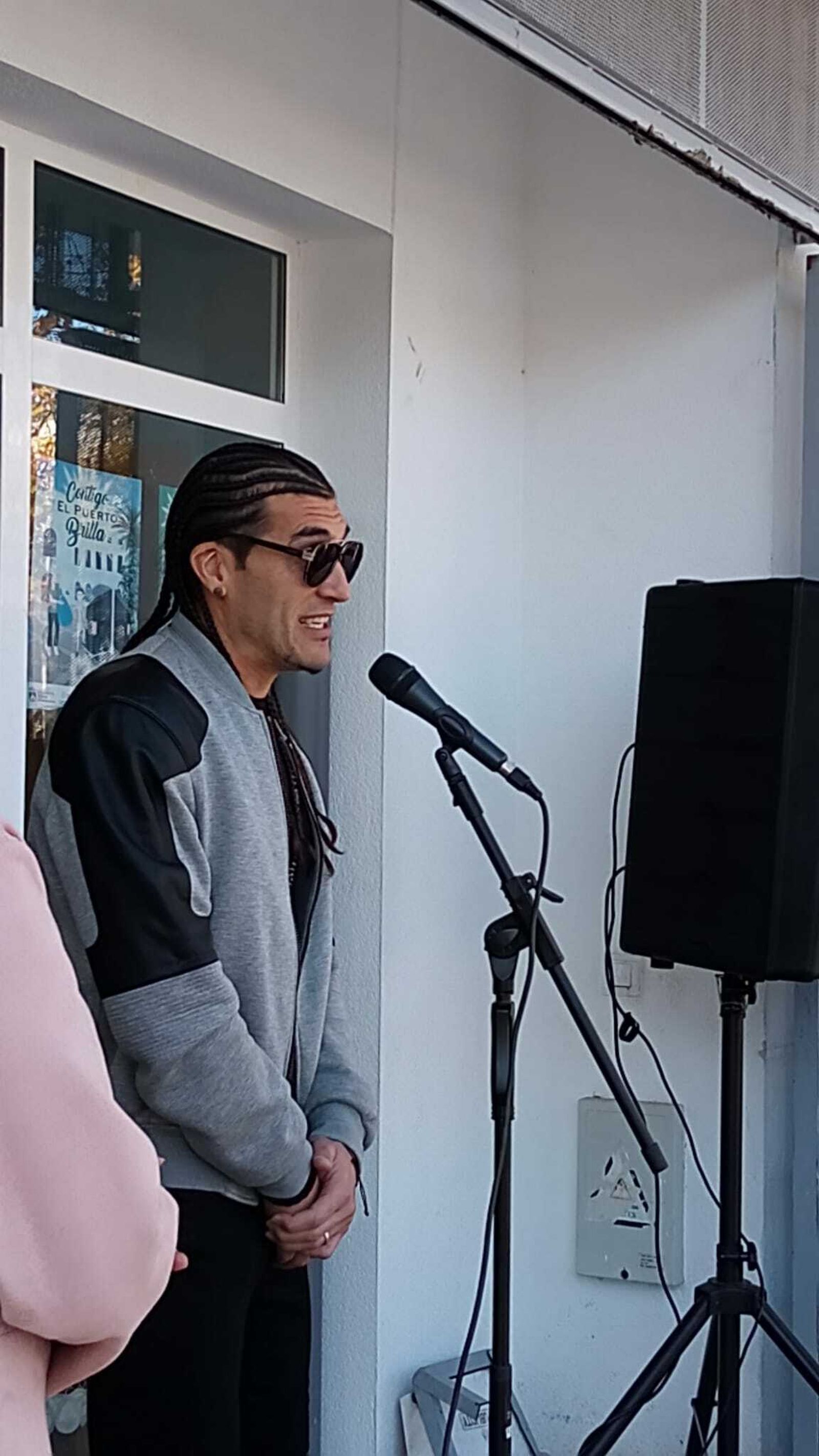 Imagen de Pinto ofreciendo unas palabras al público.