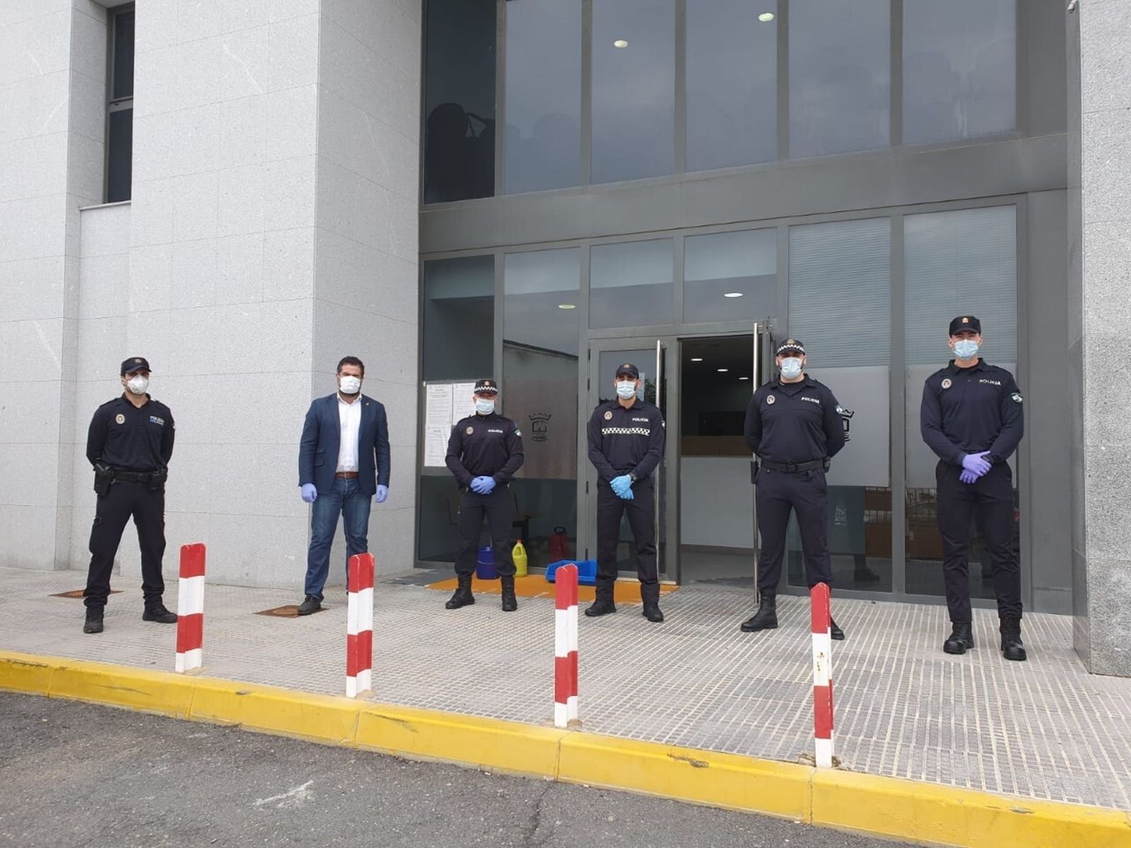El alcalde de Cartaya junto a miembros de la Policía Local.