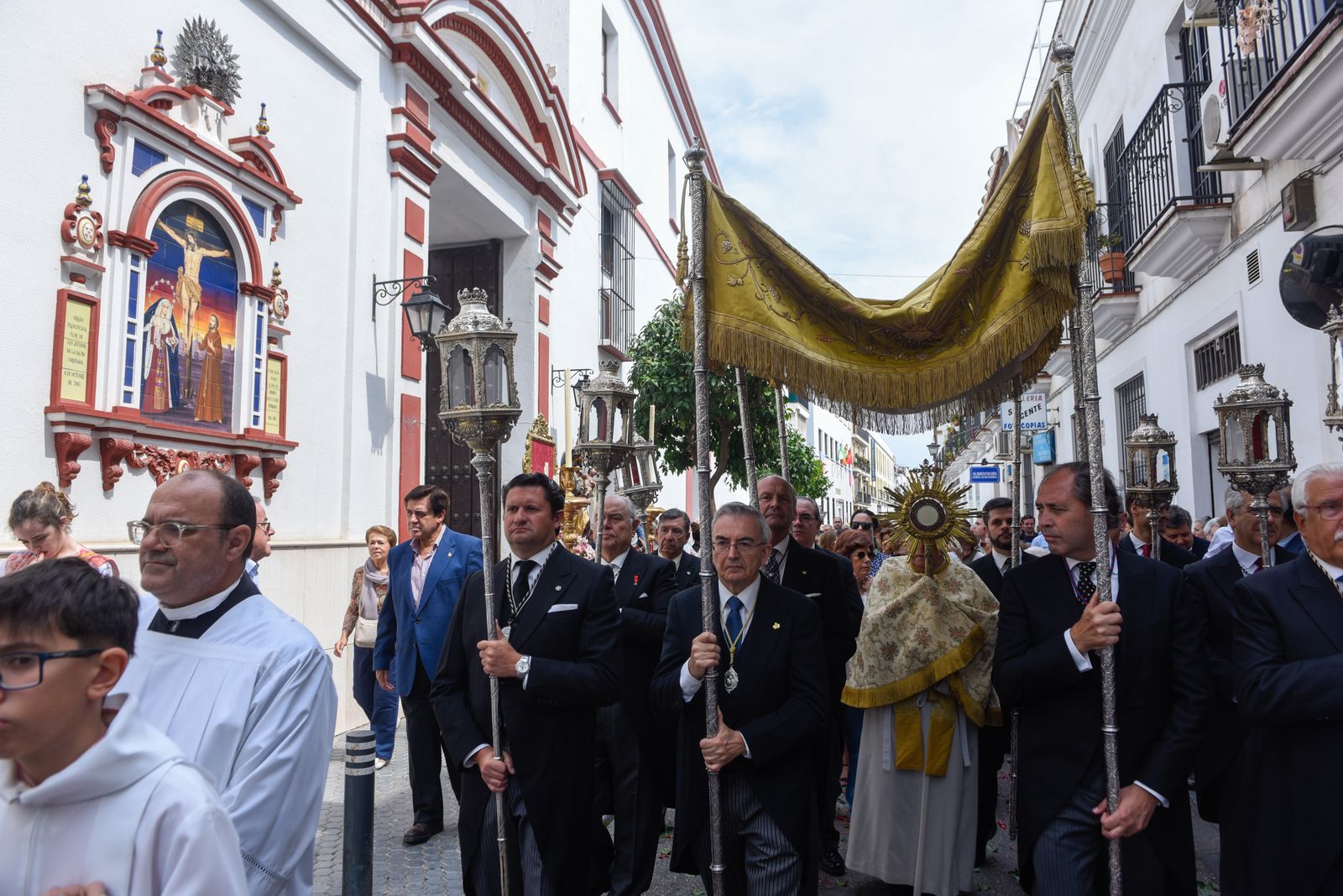 La procesión eucarística de la Parroquia de San Lorenzo, en imágenes
