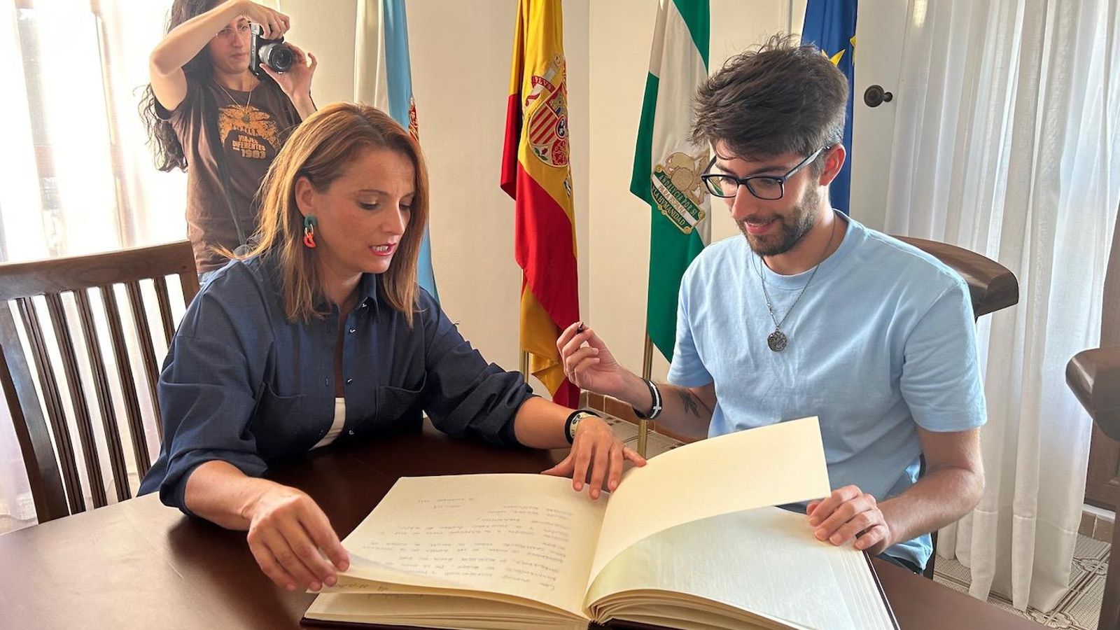 María del Mar Alfonso invitó al director a firmar el Libro de Honor de Albox