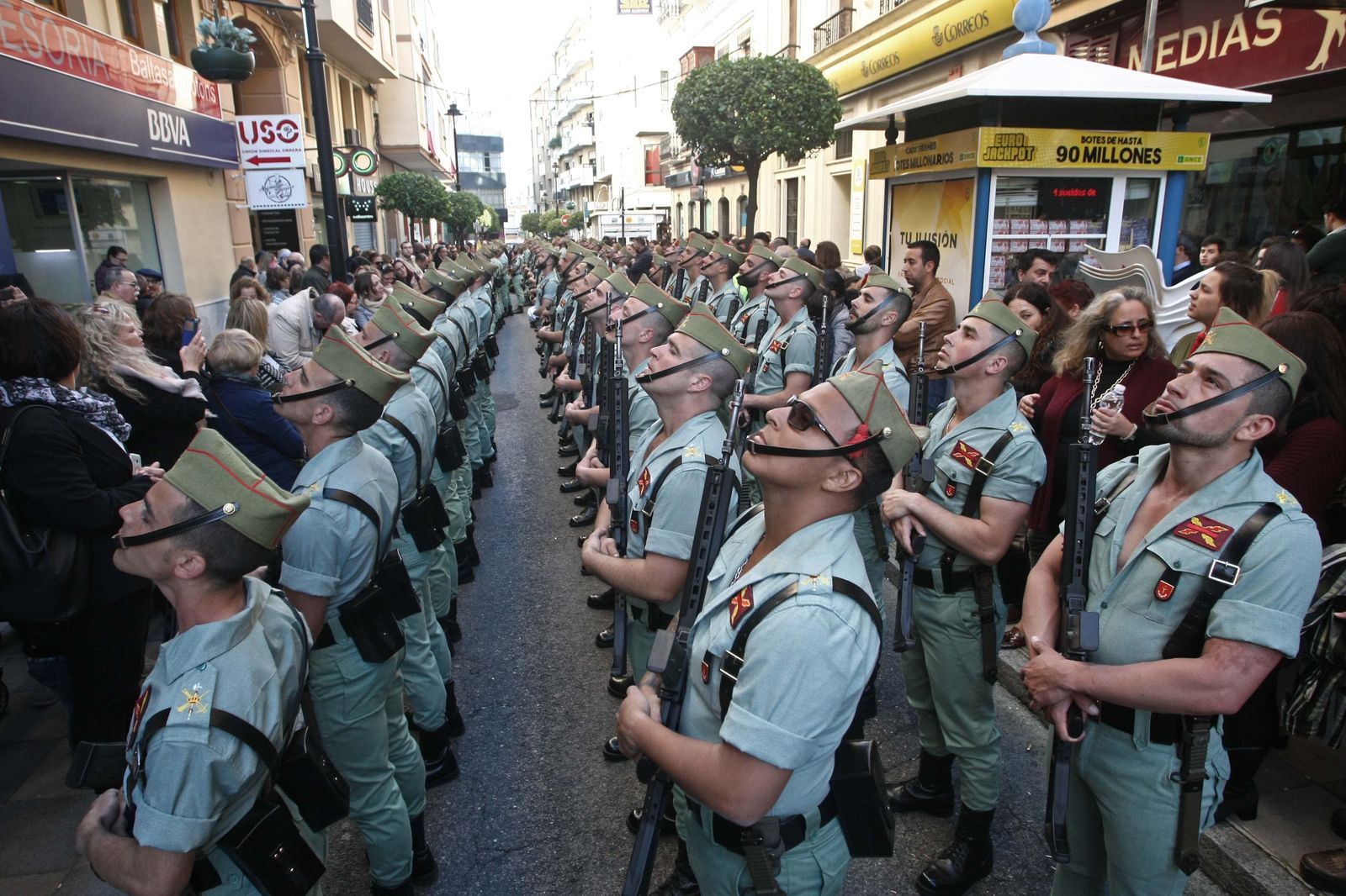 Los legionarios del Tercio Duque de Alba, perfectamente alineados, durante un momento del pasacalles previo a la procesión.