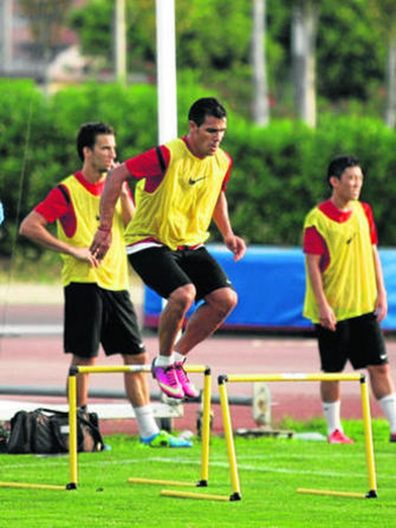 Rafita hace ejercicios de salto en una sesión preparatoria.