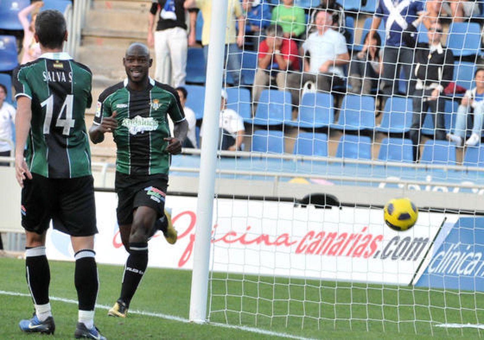 El Betis gana con claridad en su vista al Tenerife (0-3). / LOF