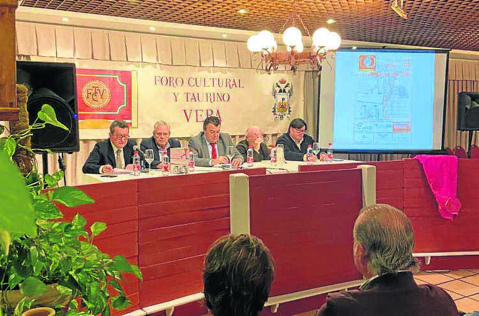 Mesa presidencial:Juan Miguel Núñez, periodista, José Carmelo, alcalde de Vera, Paco Cañamero, autor, Jorge P. Company y JuanJosé Villena, pte. del Foro.