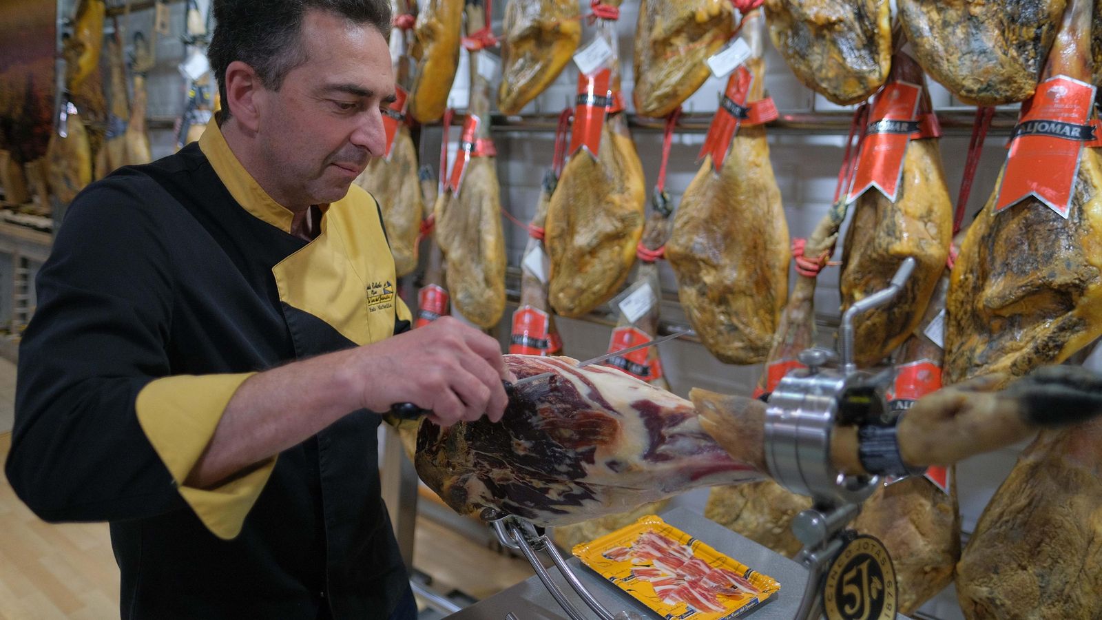 David Corbacho loncheando uno de sus jamones.
