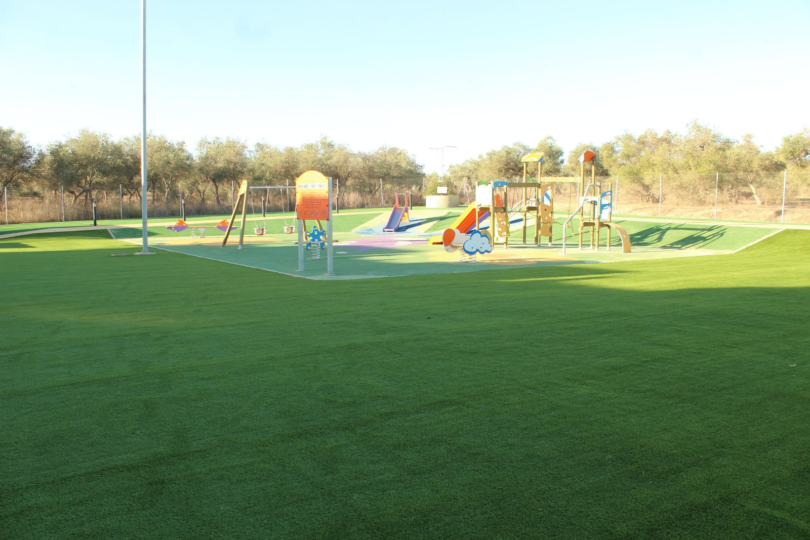 Estado del parque Manolo Pérez tras la colocación del césped artificial.