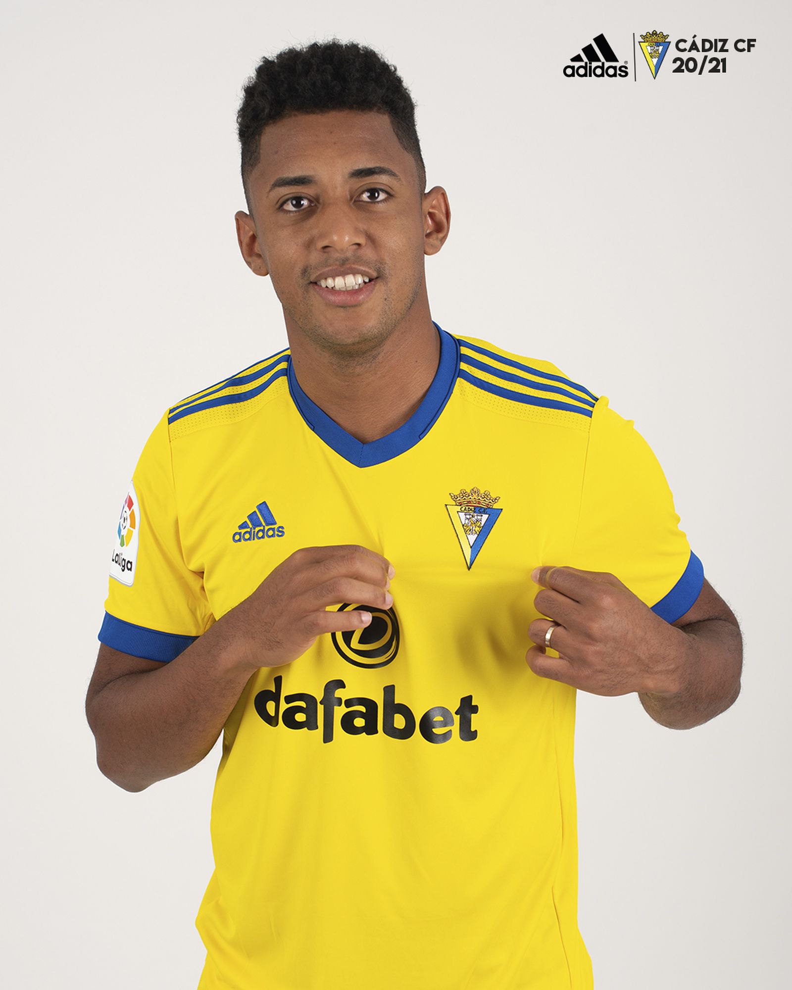 Primera equipación, con las medias amarillas como principal novedad.