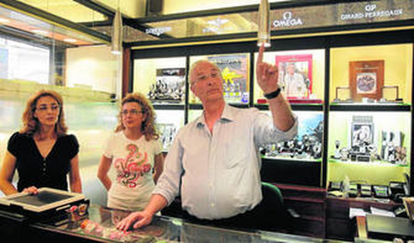 José Muñoz, hijo y nieto de joyeros, junto a las empleadas Mari Carmen y Joaqui, en la joyería de Sierpes esquina con Rioja.