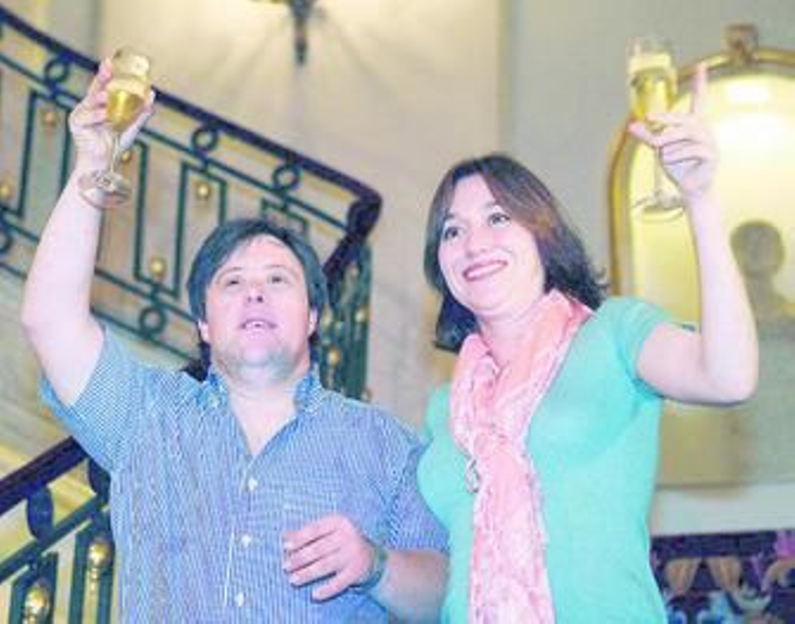 Pablo Pineda y Lola Dueñas brindan con cava tras conocer el fallo del jurado, ayer en San Sebastián.