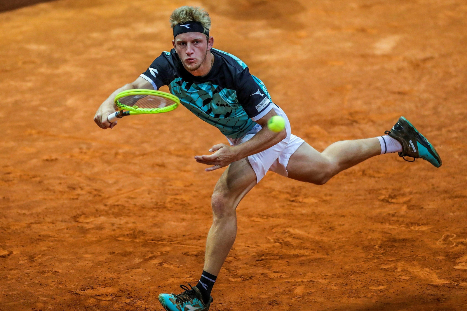 Davidovich golpea la bola en un partido de esta temporada.