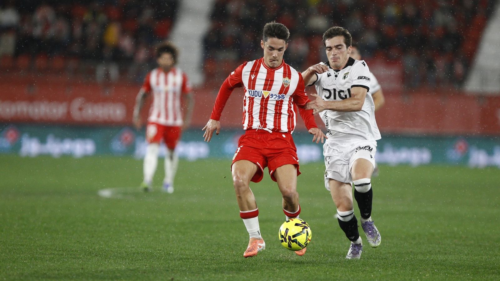 Sergio Arribas cuerpea con Íñigo Córdoba en el último encuentro de los rojiblancos en el estadio almeriense.