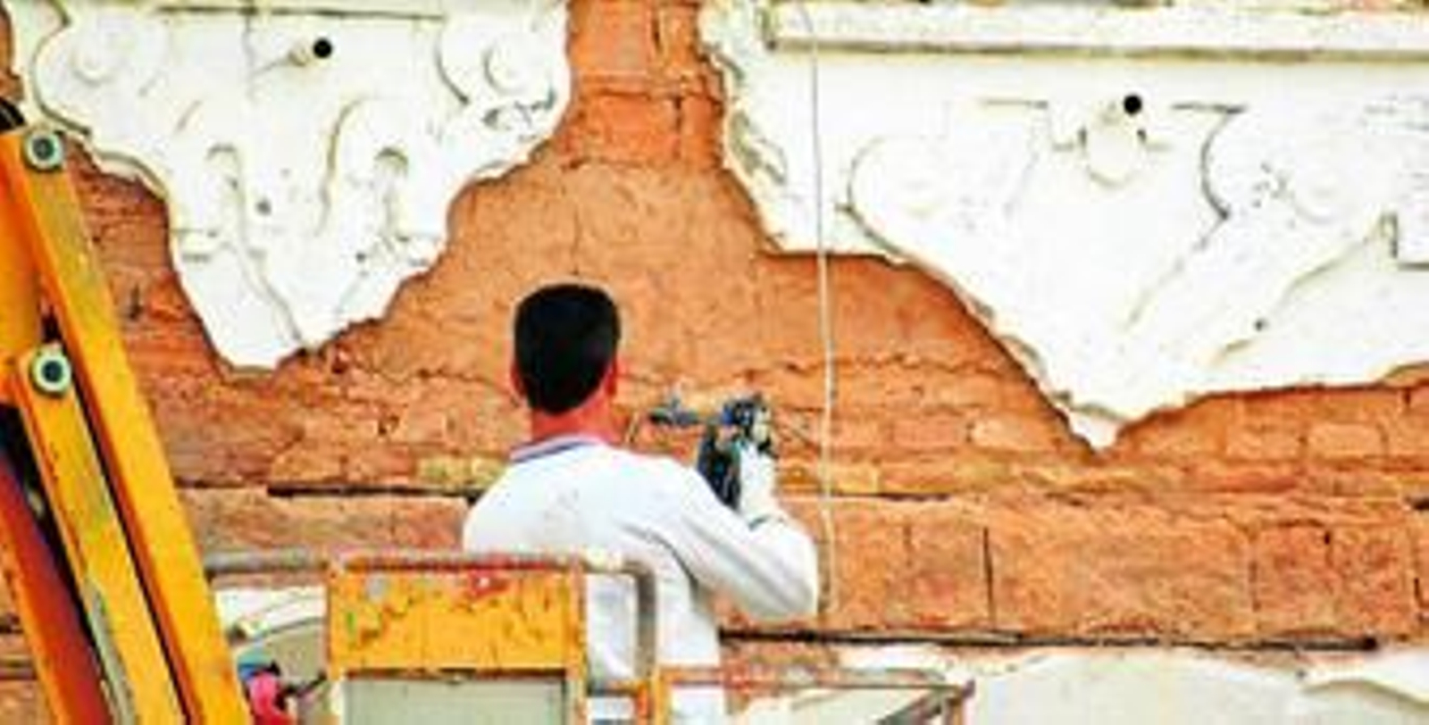 Un trabajador en el proceso de restauración de la espadaña del santuario de la Patrona.