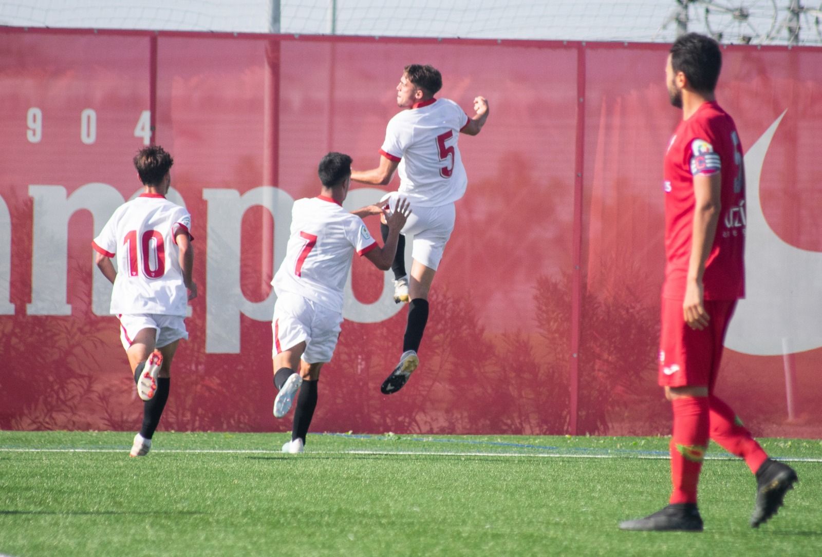 Los jugadores sevillistas celebran uno de los goles en la ciudad deportiva
