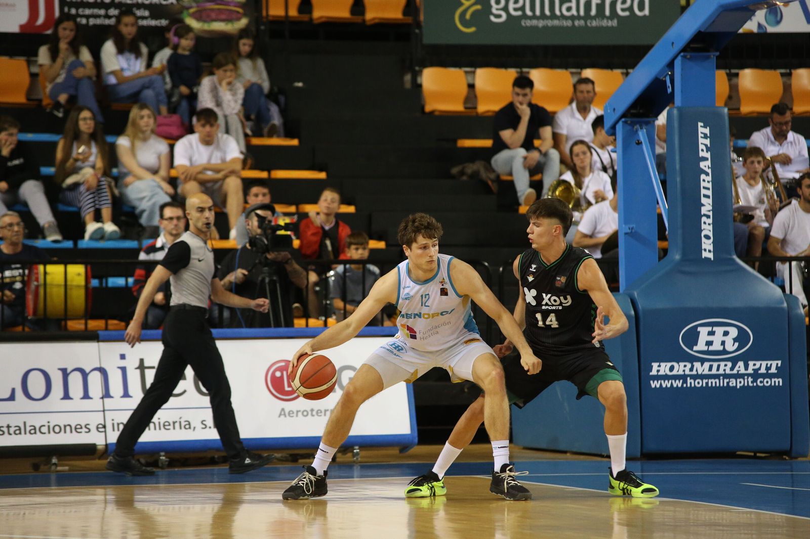 El uruguayo Joaquín Rodríguez defiende a Diego Alderete.