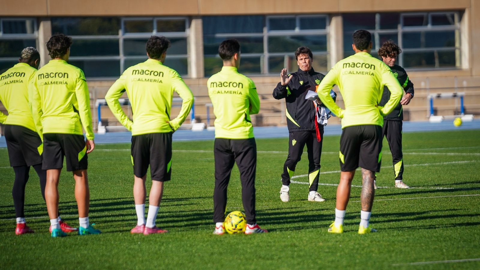 El preparador catalán se dirige a sus futbolistas antes de iniciar el trabajo diario.