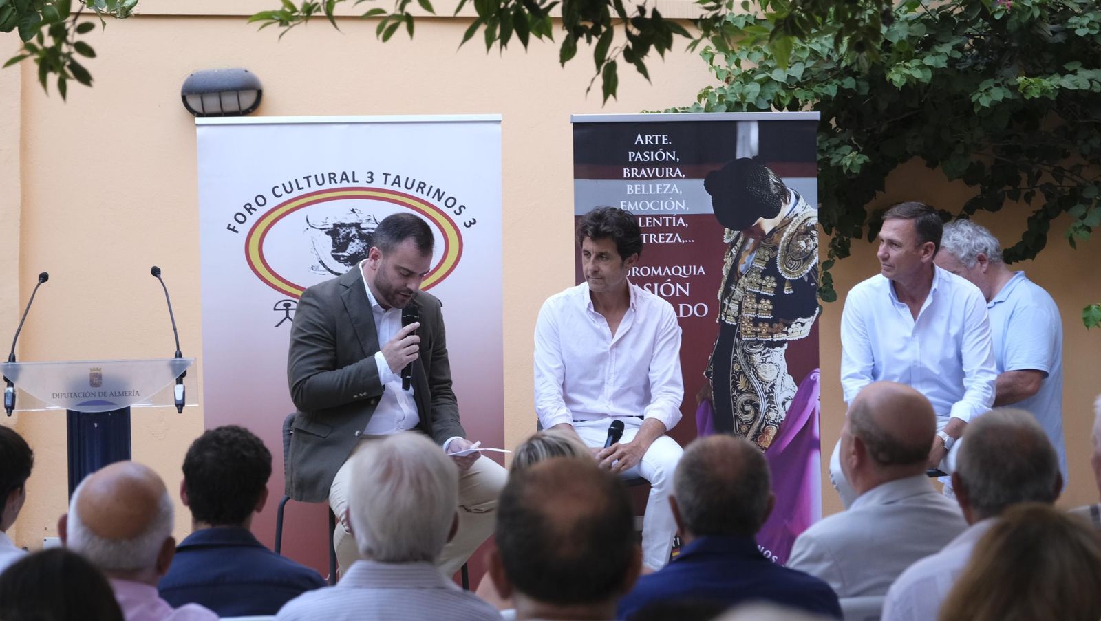 Conferencia del Foro Cultural 3 Taurinos 3, en imágenes