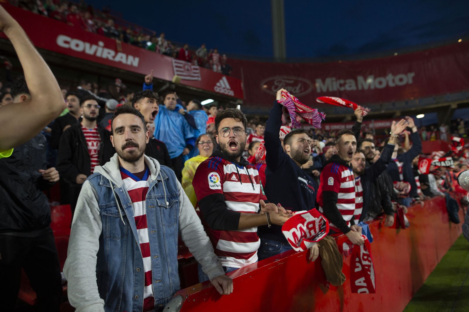 Encuéntrate en la grada en el Granada-Leganés